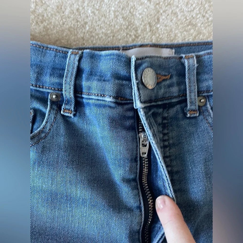 EVERLANE‎ denim hand-cut shorts. Women size 27.